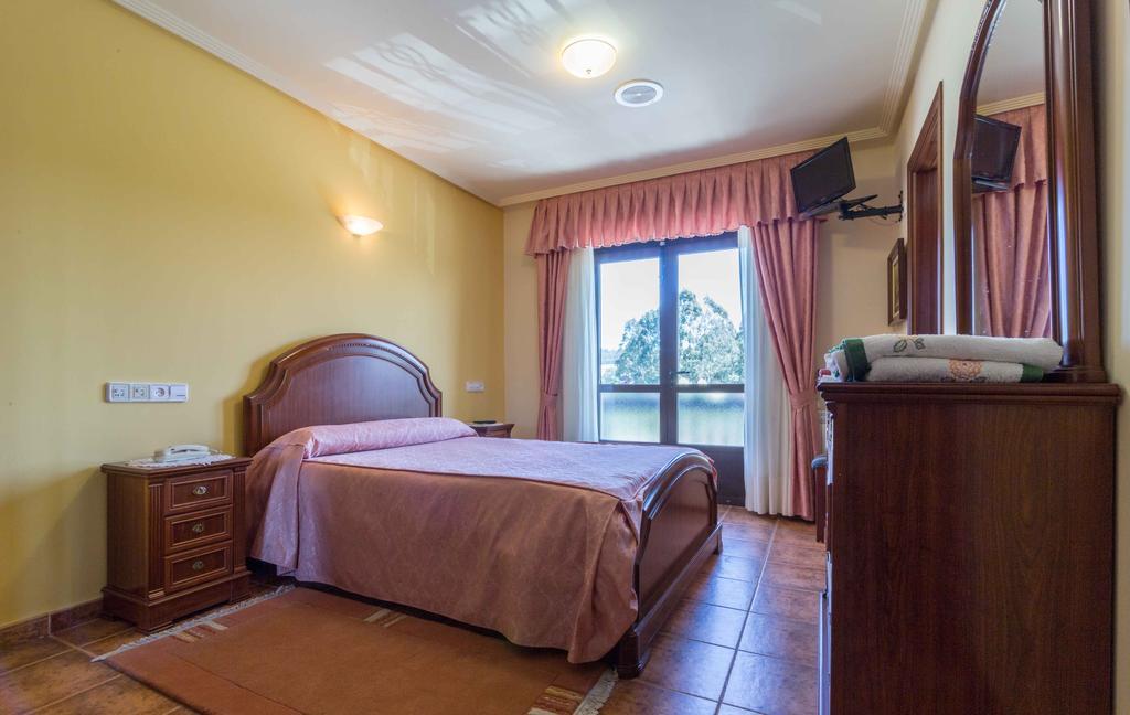Hostal Restaurante O'Cadaval Frades エクステリア 写真