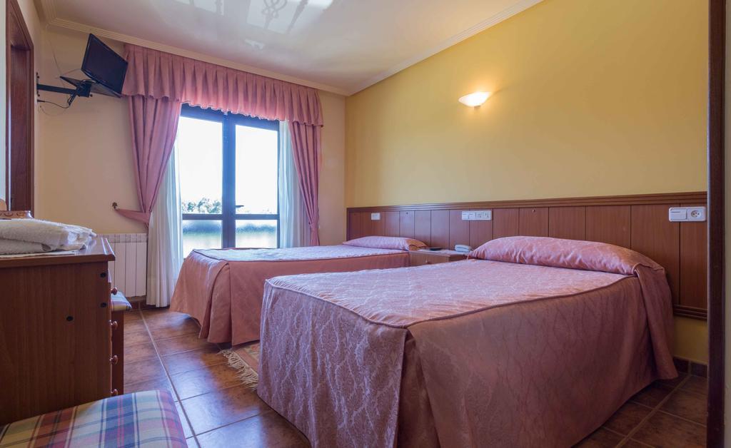 Hostal Restaurante O'Cadaval Frades エクステリア 写真
